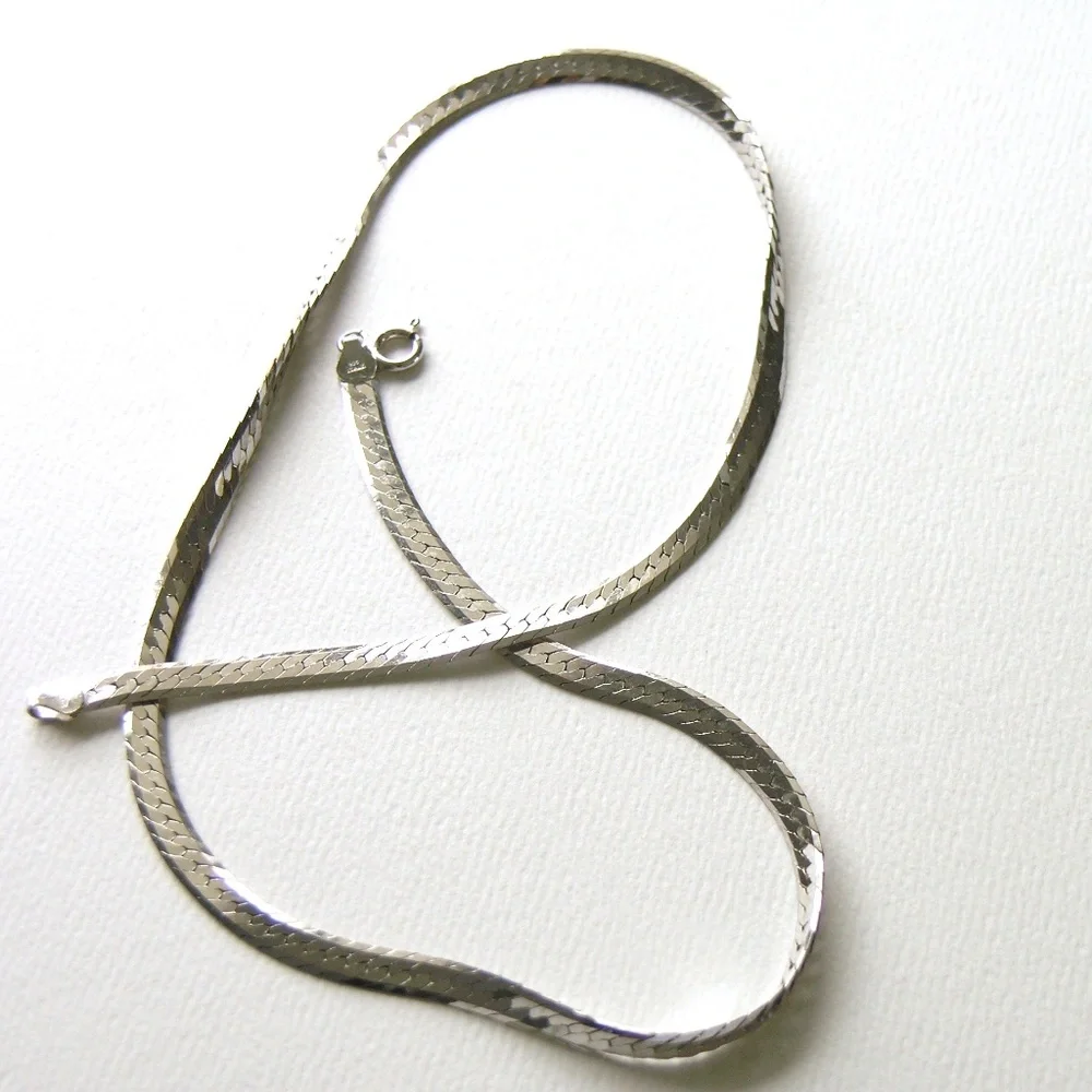 20" Sterling Silver Vintage Herringbone Necklace Made in Italy - Picture 2 of 8